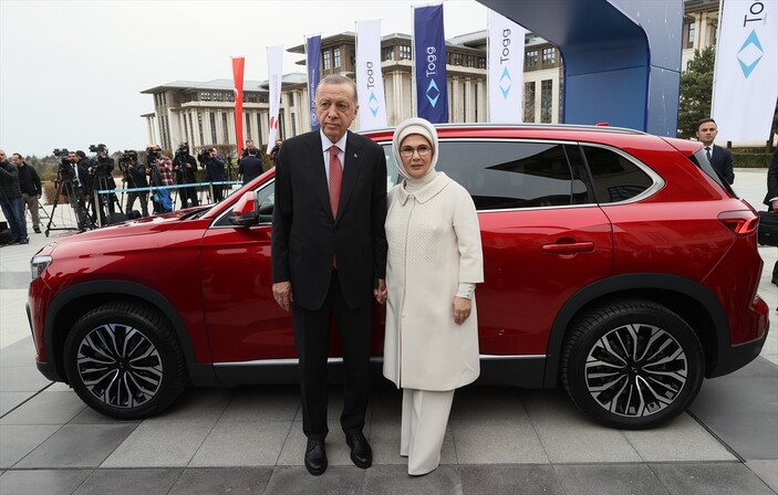 Emine Erdoğan paylaştı: Yerli ve milli otomobilimiz Togg'un anahtarını teslim aldık